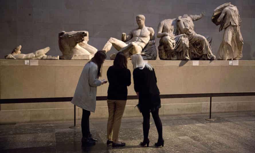 Οι επισκέπτες του Βρετανικού Μουσείου στο Λονδίνο στέκονται μπροστά σε ένα τμήμα μαρμάρων του Παρθενώνα που πήρε ο Λόρδος Έλγιν από την Αθήνα πριν από δύο αιώνες.