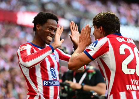 Jonathan David high-fives Giuliane Simeone after scoring their second goal