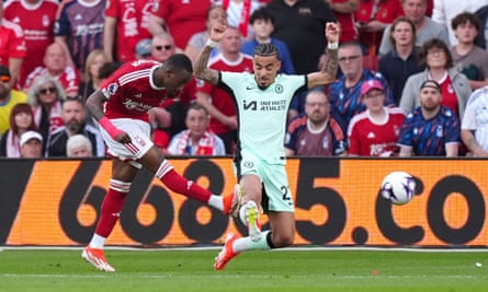 Callum Hudson-Odoi curls a shot.