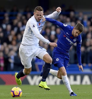 Jorginho attempts to hand off Gylfi Sigurdsson during Everton’s battling draw at Stamford Bridge.
