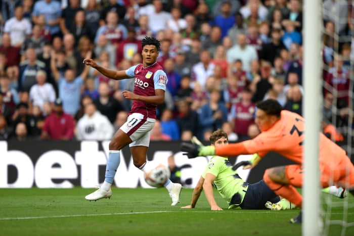 Ollie Watkins se acerca.