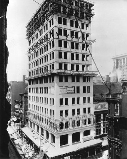 Ingalls Building in Cincinnati, under construction in 1903. It was the first reinforced concrete skyscraper in the world.