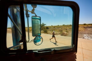 Guli cruza o caminho com um trem rodoviário ao longo da trilha Oodnadatta.