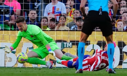 Marc-André ter Stegen menyangkal Antoine Griezmann dari jarak dekat