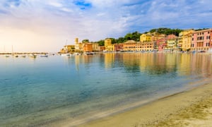 Sestri Levante - Paradise Bay of Silence avec ses bateaux et sa belle plage, Gênes en Ligurie, Italie,