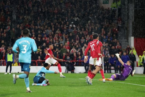 Danilo dari Nottingham Forest mencetak gol keempat tim melewati Alex McCarthy dari Southampton.