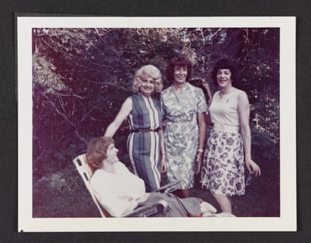 Daphne sitting on a lawn chair with Ann, Susanna and a friend outside