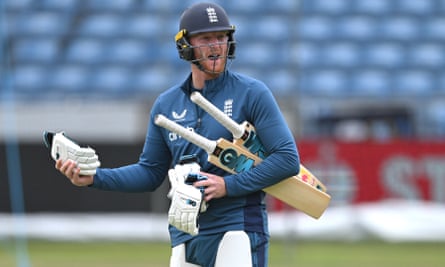 Kapten Inggris Ben Stokes melakukan latihan memukul di jaring