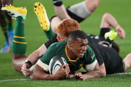 Damian Willemse scores a try for South Africa in the Rugby Championship match against New Zealand in Wellington.