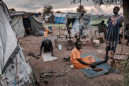El campo de desplazados internos de Bok Chop.  Jefe Bol Wol Kiir.  dice: 'Vinimos aquí desde Amiet, al norte de aquí, después de repetidos ataques.  Misseriya rodeó el área y luego entró disparando.  Al menos 24 personas murieron.  Más de 600 familias huyeron a Abyei y desde entonces otras han llegado también, algunas procedentes de los combates en torno a Agok.'