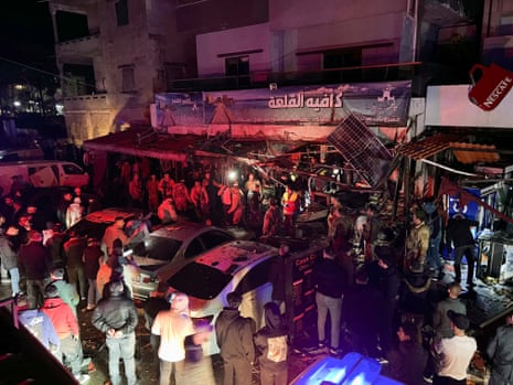 शाम को हड़ताल से क्षतिग्रस्त हुई एक दुकान के बाहर दर्जनों लोग जमा हो गए।