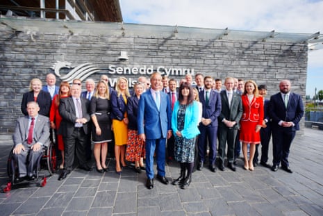 Ο Nigel Farage ποζάρει για μια φωτογραφία με την Helen Jenner και τους συναδέλφους της Reform UK στα σκαλιά του Senedd στο Κάρντιφ. Μετά τις εκλογές του Μαΐου, το Reform UK είναι πλέον το δεύτερο μεγαλύτερο κόμμα στο Senedd.