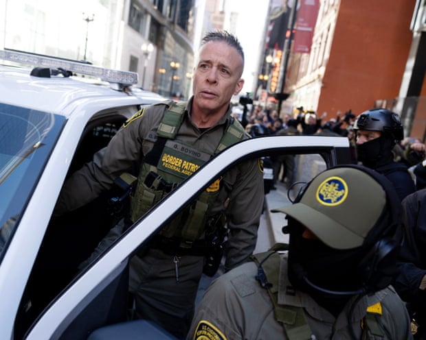 El jefe de la patrulla fronteriza fue reprendido por mentir al afirmar que se dispararon tiros contra agentes de inmigración en Chicago. El jefe de la patrulla fronteriza fue reprendido por mentir al afirmar que se dispararon tiros contra agentes de inmigración en Chicago.