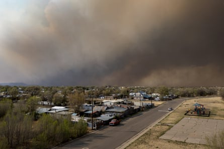 As blaze nears, Las Vegas residents begin to flee the flames