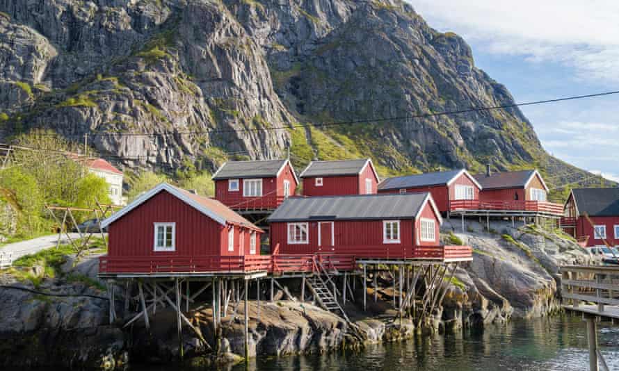 Rorbus de madera roja cabañas de pescadores en la isla Moskenesoya, Islas Lofoten, Noruega