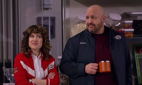 Beth (Sarah Stiles) and Kevin (Kevin James) in The Crew