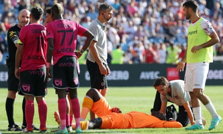 لاعب كليرمون موري دياو ملقى على الأرض بعد إصابته بطلق ناري أثناء المباراة في مونبلييه
