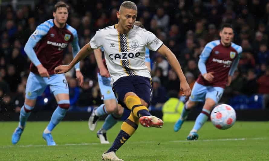 Richarlison marca su segundo penalti de la noche ante el Burnley