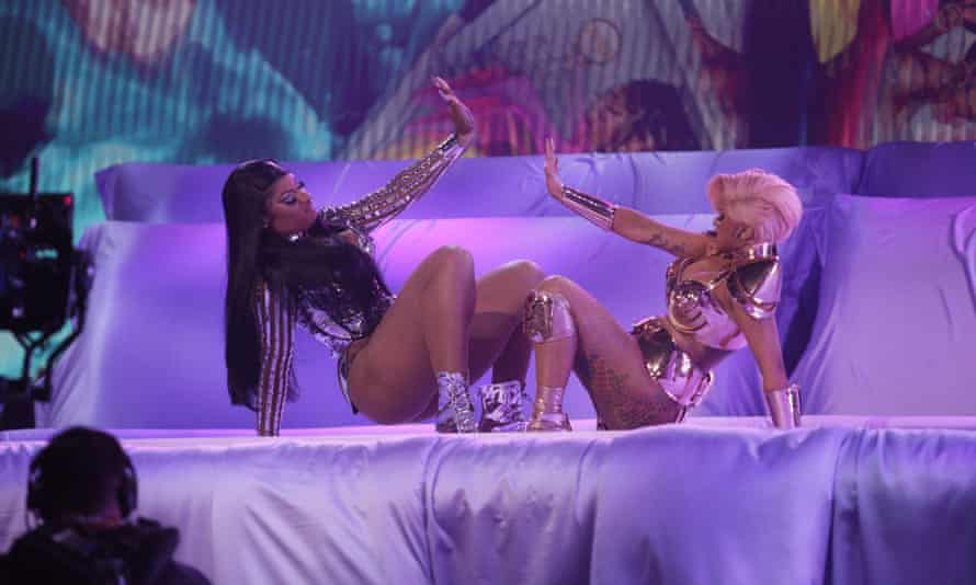 Cardi B y Megan Thee Stallion actuando en los Premios Grammy en Los Ángeles en marzo