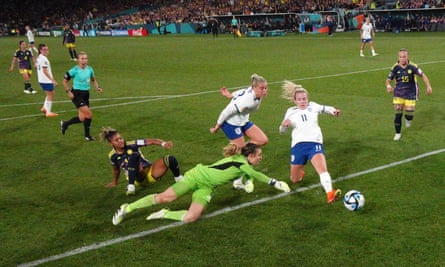 Lauren Hemp takes advantage of a goalkeeping error to equalise for England