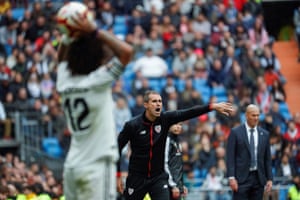 Gaizka Garitano reacciona durante el partido de Liga entre el Real Madrid y el Athletic de Bilbao en abril.