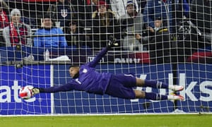 미국 골키퍼 잭 스티븐이 전반전에서 연설하고 있다.