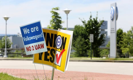 Signs for and against unionization in front of the Volkswagen plant