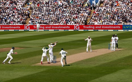 Harry Brook dari Inggris dikalahkan oleh Nathan Lyon dari Australia pada hari pertama