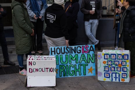 Signs urging the protection of social housing.