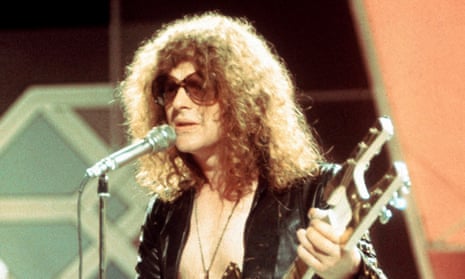 Ian Hunter playing in the heyday of Mott the Hoople.