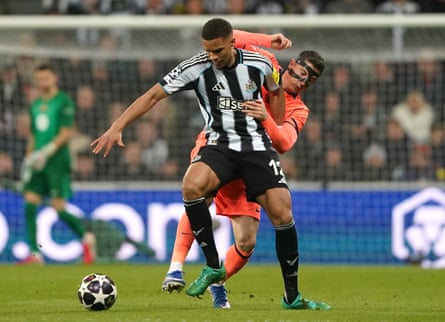 Malick Thiaw holds off Barcelona’s Robert Lewandowski
