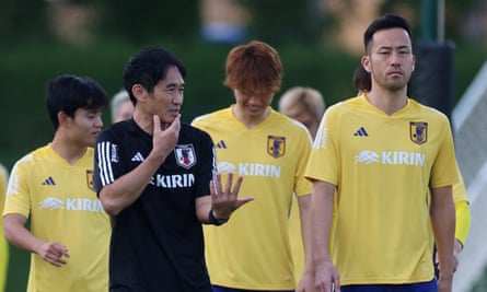 トレーニング中の日本代表の森安肇監督と選手たち