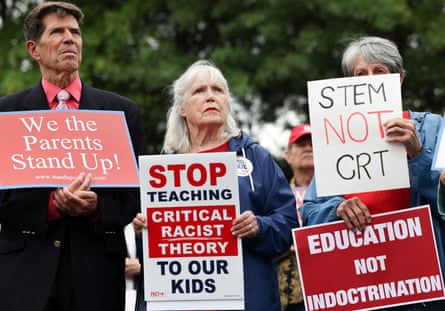 Les opposants à la doctrine académique connue sous le nom de théorie critique de la race manifestent devant le siège du conseil scolaire du comté de Loudoun à Ashburn, en Virginie, en juin 2021.