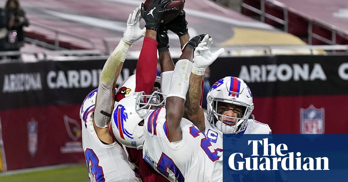 Murrays last-gasp heave helps Cardinals to thrilling victory over Bills