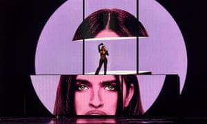 مای مولر، نامزد بریتانیایی برای مسابقه آهنگ یوروویژن امسال، در لیورپول اجرا می‌کند.  عکس: اندی فون پیپ / زوما / شاتر استوک