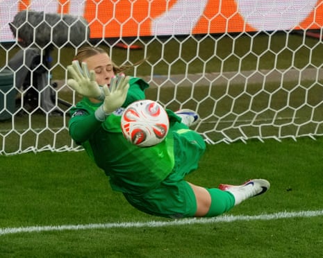 Hannah Hampton saves Aitana Bonmatí’s penalty during the Euro 2025 final.
