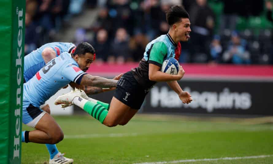 Marcus Smith dives over for Harlequins’ second try.