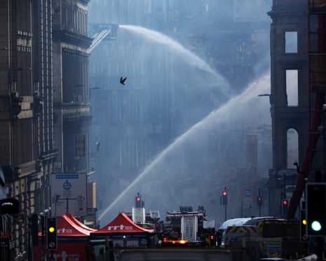 İtfaiyeciler komşu binadaki yangınla mücadele ediyor