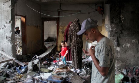 مرد در پیش زمینه و کودک در پس زمینه در ساختمان به شدت آسیب دیده