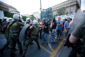 Anti-Euro protesters scuffle with riot police officers as they attend an anti-austerity rally in central Athens, Greece, July 10, 2015. Greek Prime Minister Alexis Tsipras appealed to his party’s lawmakers on Friday to back a tough reforms package after abruptly offering last-minute concessions to try to save the country from financial meltdown. REUTERS/Jean-Paul Pelissier