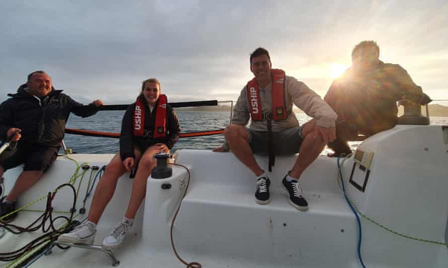 Nichols dan Bates sedang berlayar.