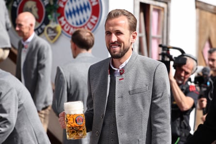 Harry Kane holds a beer at Oktoberfest in 2023