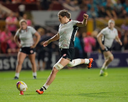 Sophie de Goede kicks a penalty.