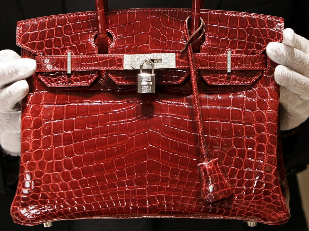 A customer order a blue crocodile Birkin 30, this video shows the