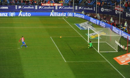 Fernando Torres slams his penalty against the crossbar.