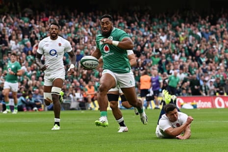 Bundee Aki scores a try