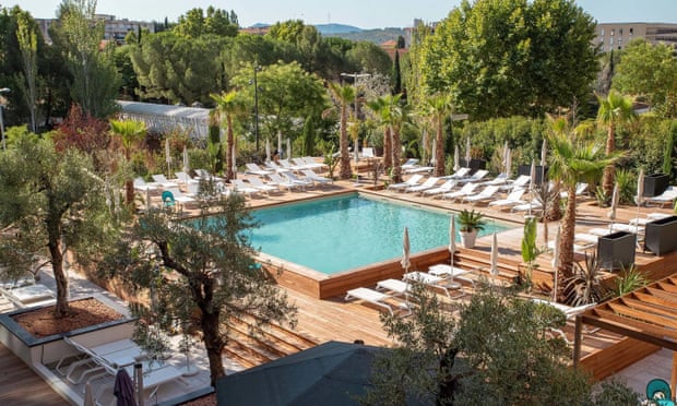 Sunloungers around the pool at Hotel Renaissance, Aix-en-Provence