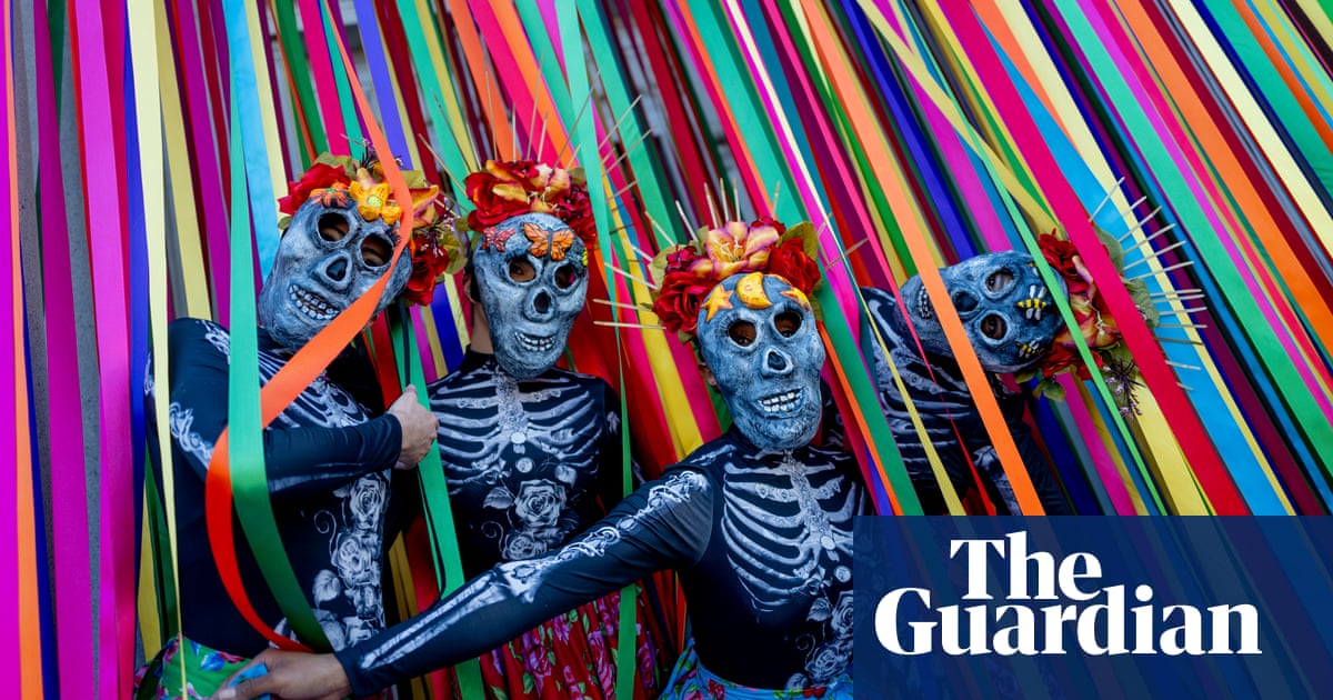 Day of the dead and acts of devotion: photos of the weekend