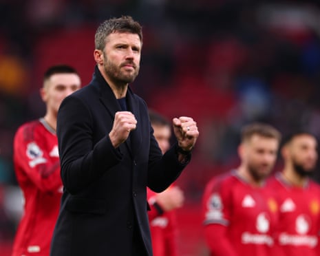 Michael Carrick celebrates United's 3-2 win against Fulham