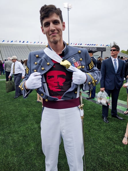 West Point graduate who wore Che Guevara T-shirt discharged - BBC News